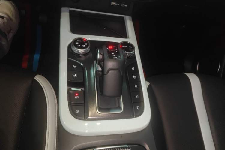 Used Tank 300 2023 City Edition 2.0T—Stylish as Ever Gear Lever