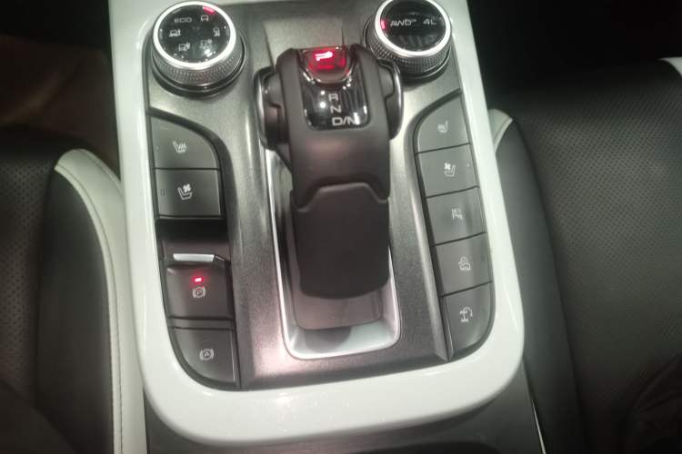 Used Tank 300 2023 City Edition 2.0T—Stylish as Ever Gear Lever