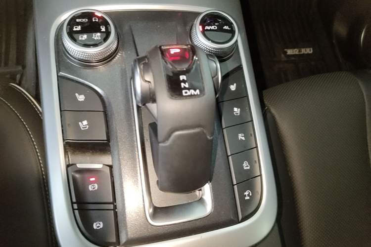 Used Tank 300 2023 City Edition 2.0T—Stylish as Ever Gear Lever