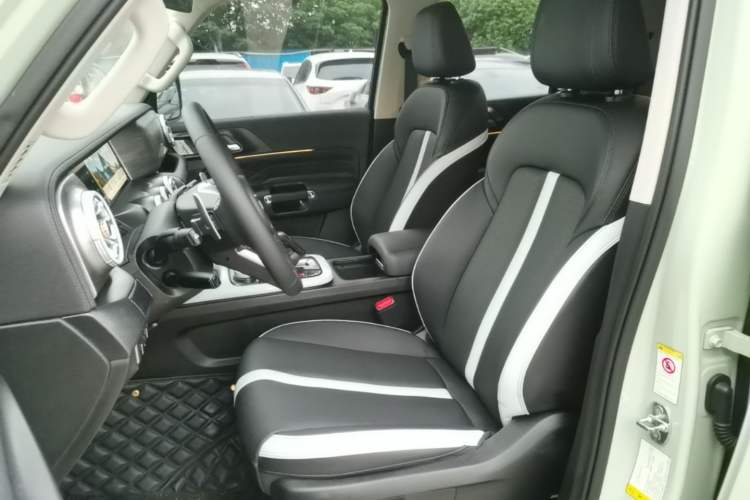 Used Tank 300 2023 City Edition 2.0T—Stylish as Ever Left Front Seat