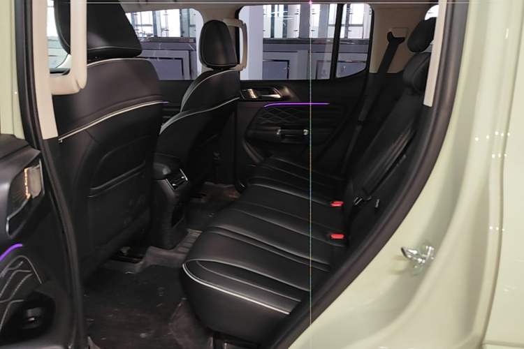 Used Tank 300 2023 City Edition 2.0T—Stylish as Ever Left Rear Seat