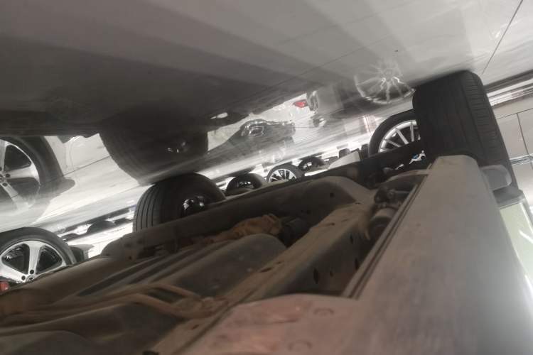 Used Tank 300 2023 City Edition 2.0T—Stylish as Ever Left Side Sill