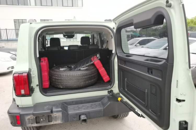 Used Tank 300 2023 City Edition 2.0T—Stylish as Ever Trunk