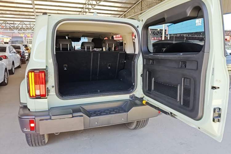Used Tank 300 2023 City Edition 2.0T—Stylish as Ever Trunk