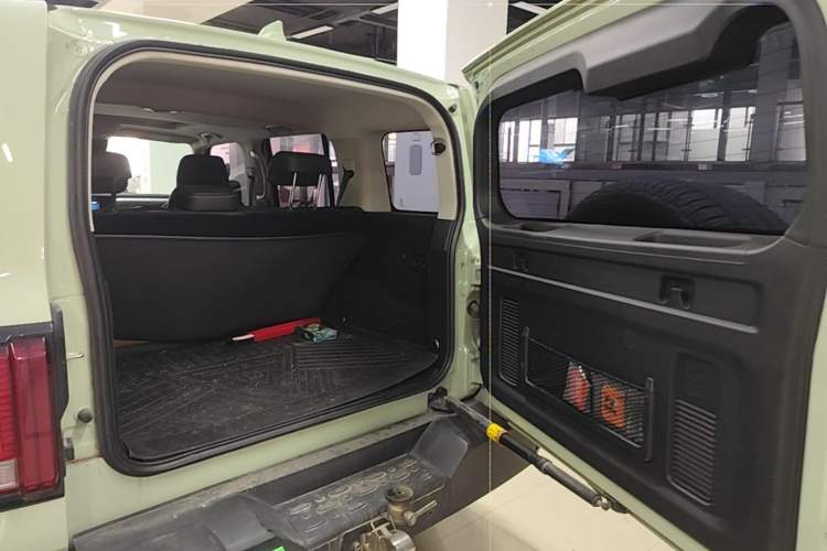 Used Tank 300 2023 City Edition 2.0T—Stylish as Ever Trunk