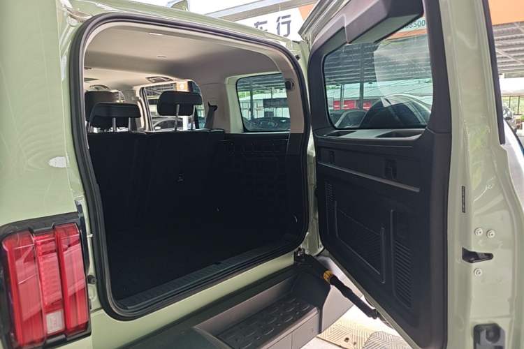 Used Tank 300 2023 City Edition 2.0T—Stylish as Ever Trunk