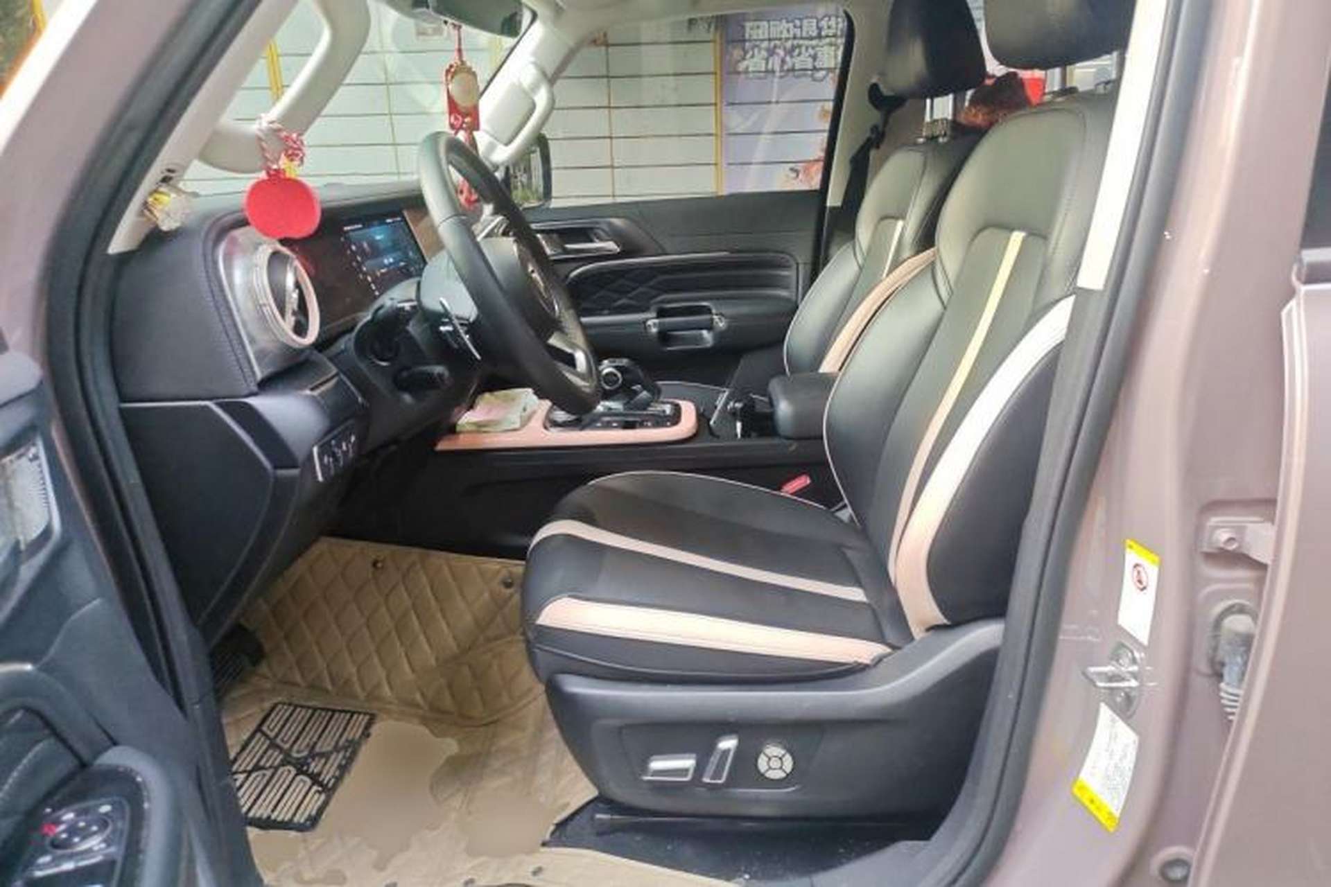 Used Tank 300 2023 City Edition 2.0T—Stylish as Ever Left Front Seat