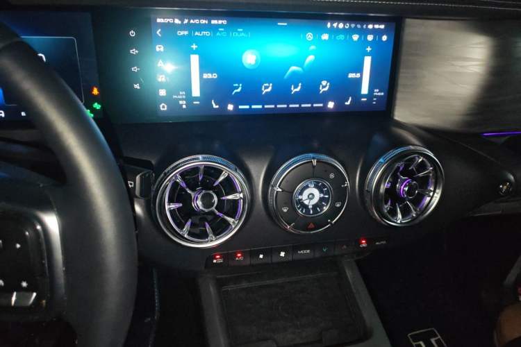 Used Tank 300 2023 City Edition 2.0T—Stylish as Ever Audio And AC Panel