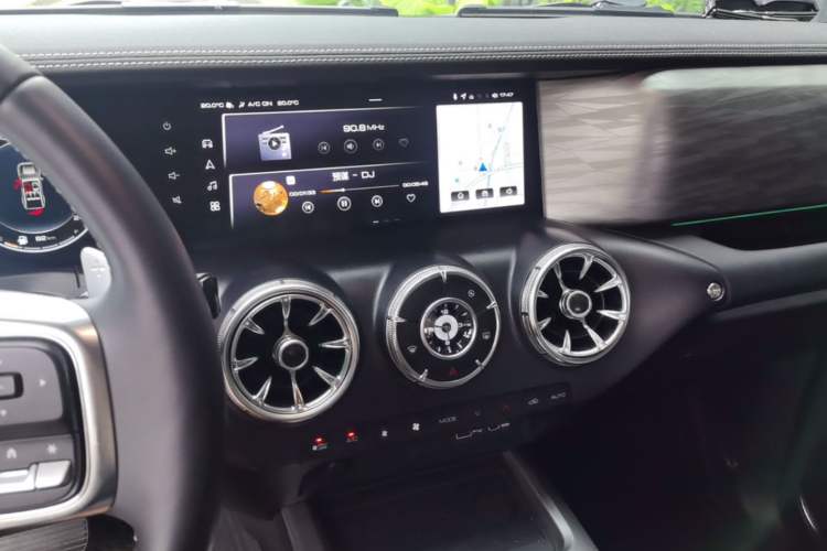 Used Tank 300 2023 City Edition 2.0T—Stylish as Ever Audio And AC Panel