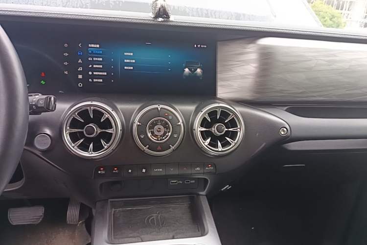 Used Tank 300 2023 City Edition 2.0T—Stylish as Ever Audio And AC Panel