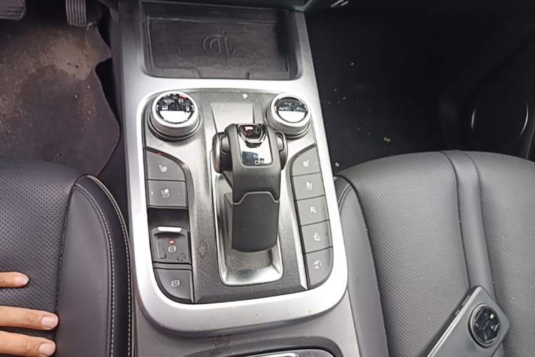 Used Tank 300 2023 City Edition 2.0T—Stylish as Ever Gear Lever