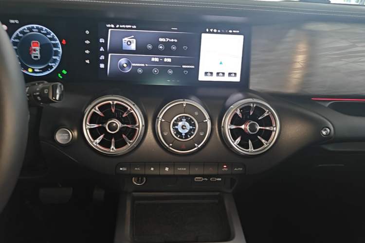 Used Tank 300 2023 City Edition 2.0T—Stylish as Ever Audio And AC Panel