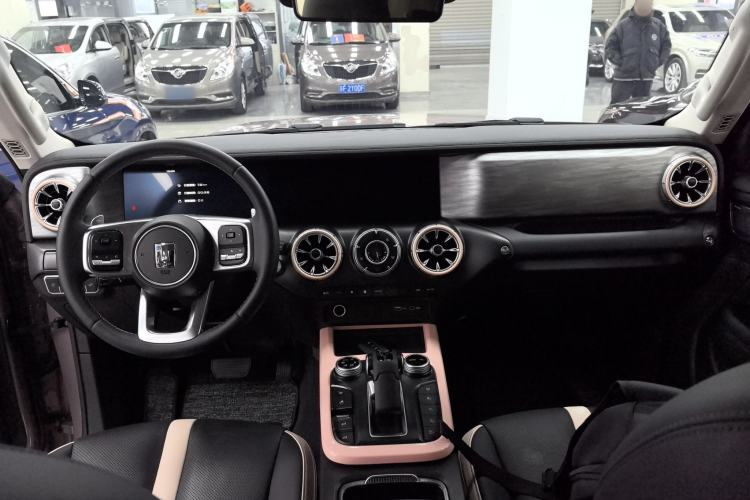 Used Tank 300 2023 City Edition 2.0T—Stylish as Ever Center Console