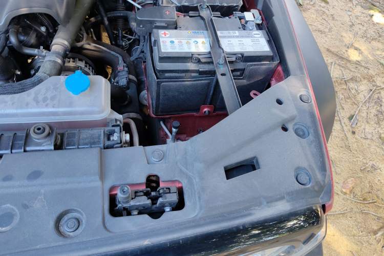 Used Tank 300 2023 Off-Road Edition 2.0T Challenger Engine Bay Left