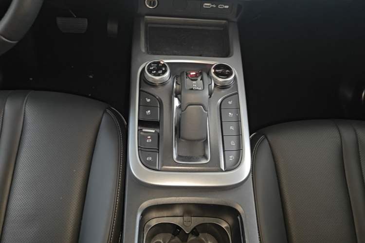 Used Tank 300 2023 City Edition 2.0T—Stylish as Ever Gear Lever