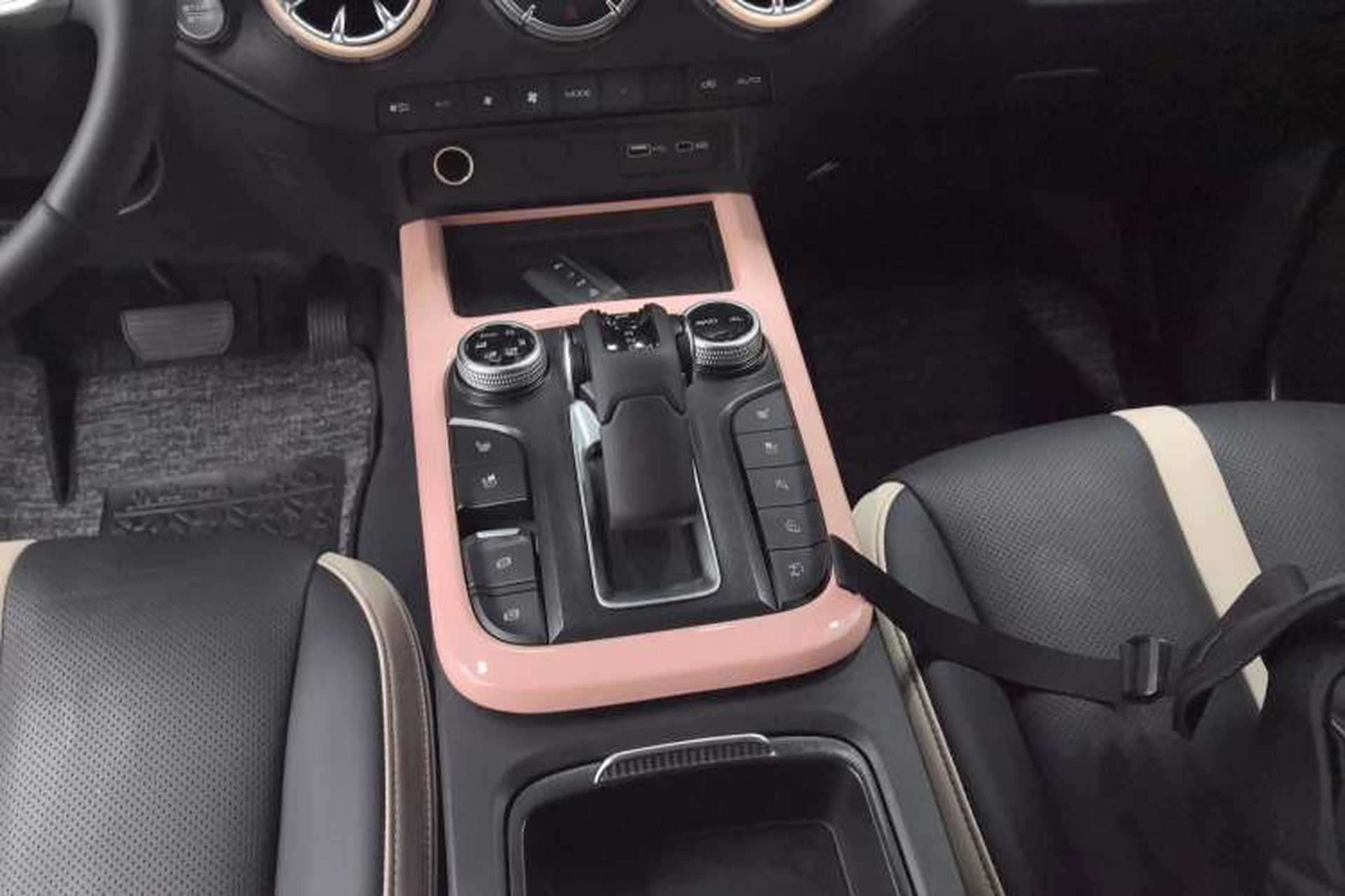 Used Tank 300 2023 City Edition 2.0T—Stylish as Ever Gear Lever