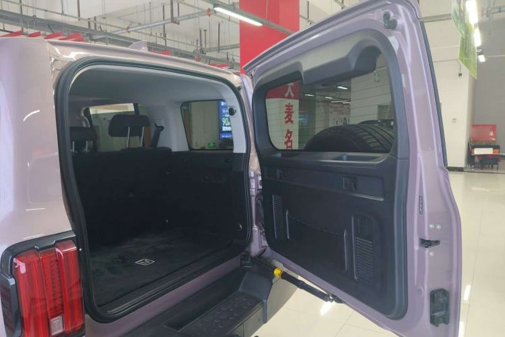 Used Tank 300 2023 City Edition 2.0T—Stylish as Ever Trunk