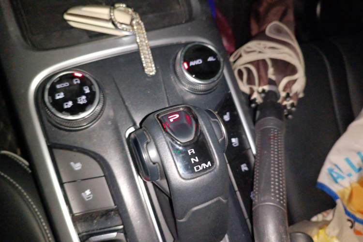 Used Tank 300 2023 City Edition 2.0T—Stylish as Ever Gear Lever