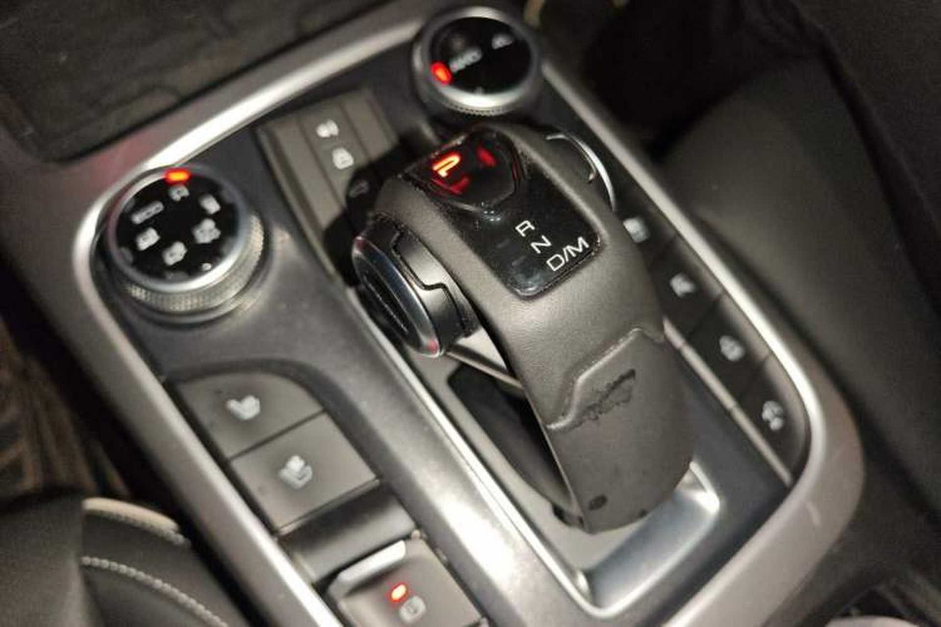 Used Tank 300 2023 City Edition 2.0T—Stylish as Ever Gear Lever
