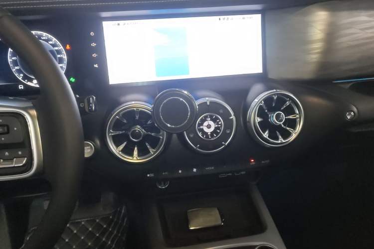 Used Tank 300 2023 City Edition 2.0T—Stylish as Ever Audio And AC Panel