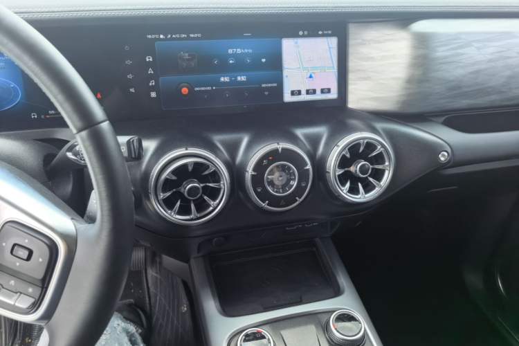 Used Tank 300 2023 City Edition 2.0T—Stylish as Ever Audio And AC Panel