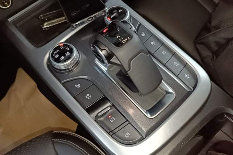 Used Tank 300 2023 City Edition 2.0T—Stylish as Ever Gear Lever