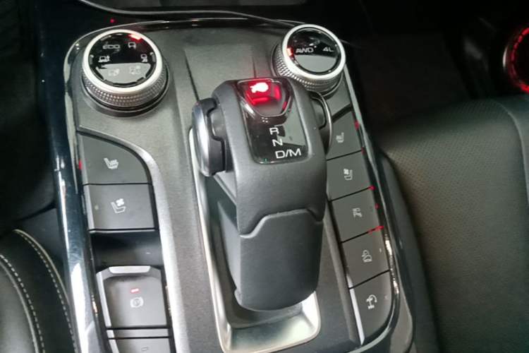 Used Tank 300 2023 City Edition 2.0T—Stylish as Ever Gear Lever