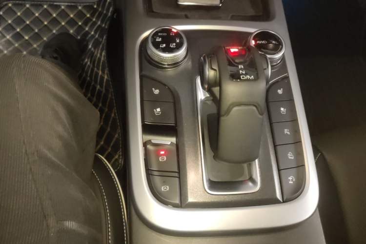 Used Tank 300 2023 City Edition 2.0T—Stylish as Ever Gear Lever