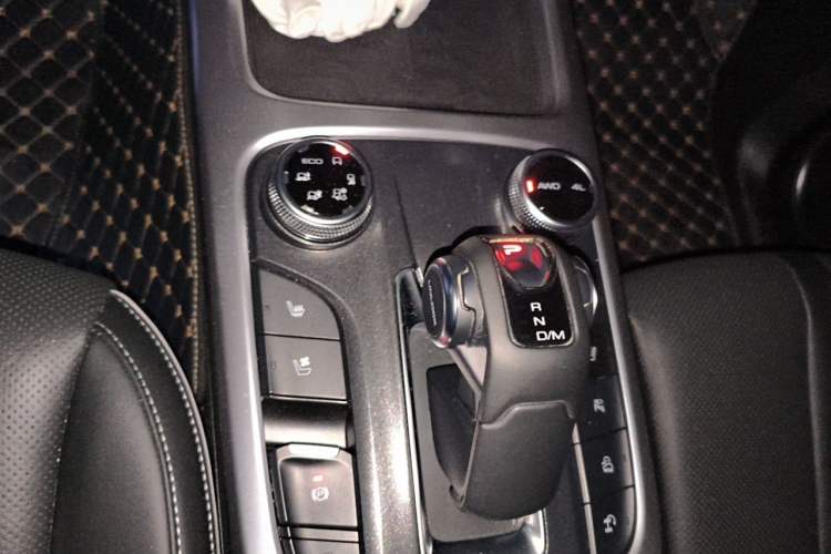 Used Tank 300 2023 City Edition 2.0T—Stylish as Ever Gear Lever