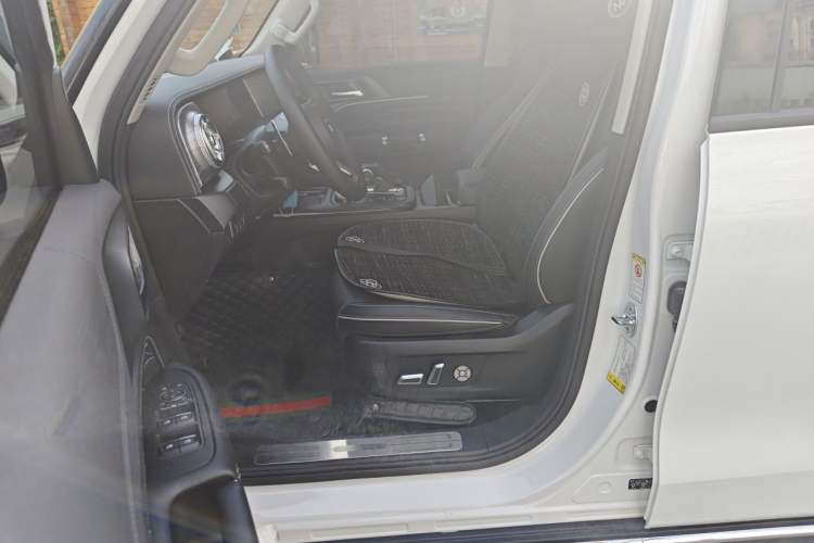 Used Tank 300 2023 City Edition 2.0T—Stylish as Ever Left Front Seat