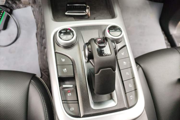 Used Tank 300 2023 City Edition 2.0T—Stylish as Ever Gear Lever