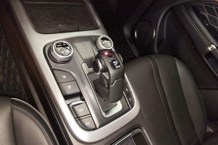 Used Tank 300 2023 City Edition 2.0T—Stylish as Ever Gear Lever