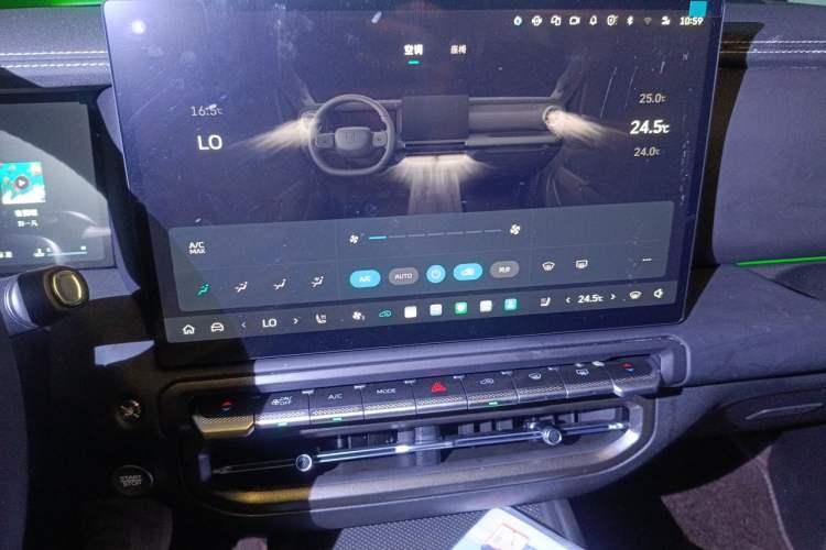 Used Tank 300 2025 2.0T Challenger Audio And AC Panel