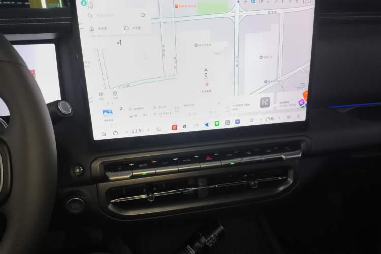 Used Tank 300 2025 2.0T Challenger Audio And AC Panel