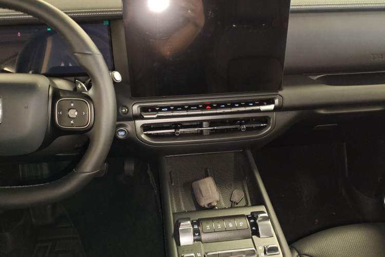 Used Tank 300 2025 2.0T Conqueror Audio And AC Panel