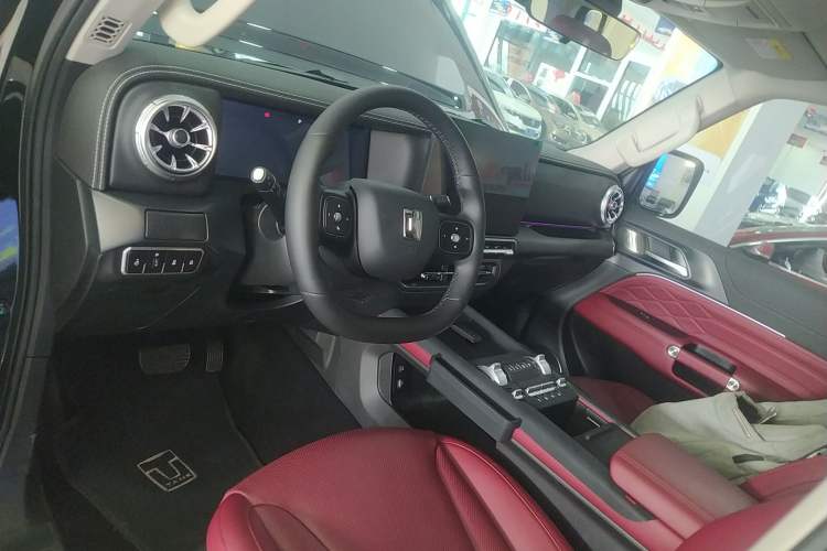 Used Tank 300 2025 2.0T Conqueror Center Console