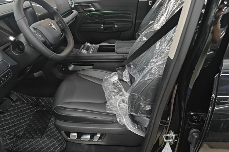 Used Tank 300 2025 2.0T Challenger Left Front Seat