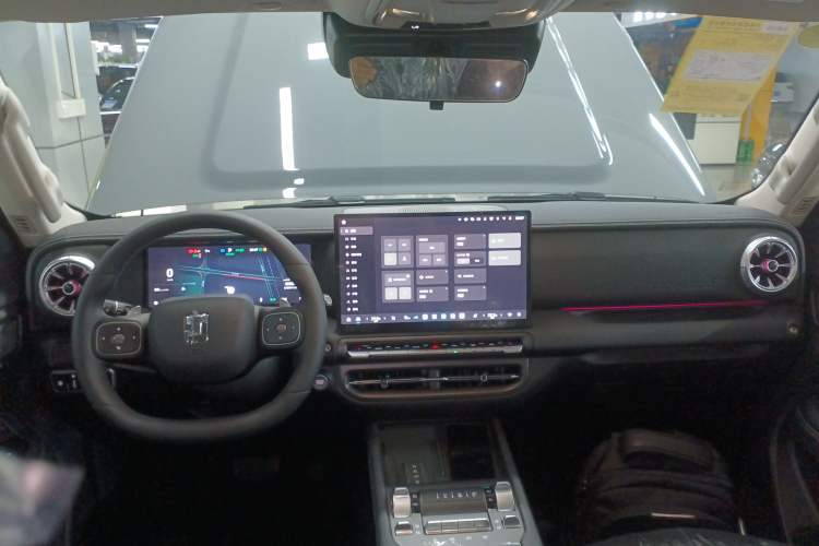 Used Tank 300 New Energy 2025 Hi4-T Center Console