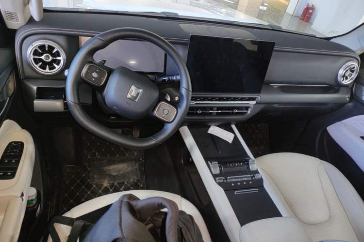Used Tank 300 New Energy 2025 Hi4-T Center Console