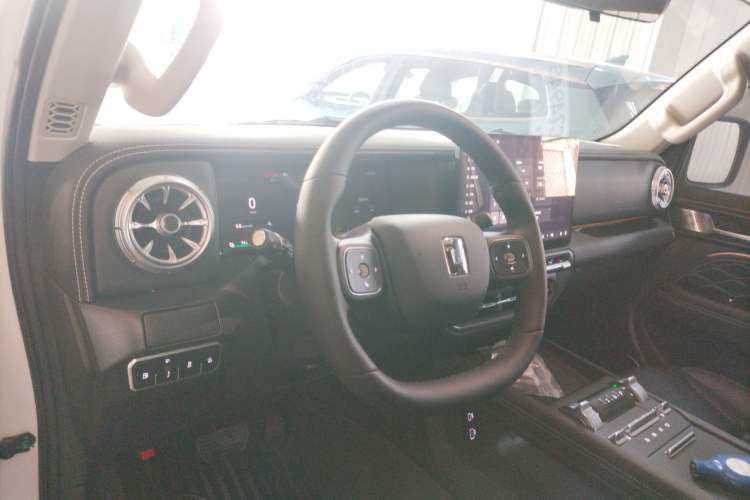 Used Tank 300 New Energy 2025 Hi4-T Center Console