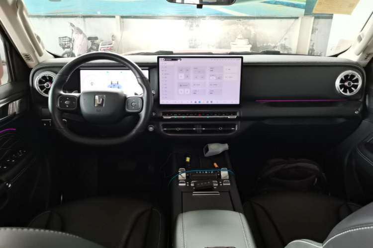 Used Tank 300 New Energy 2025 Hi4-T Center Console