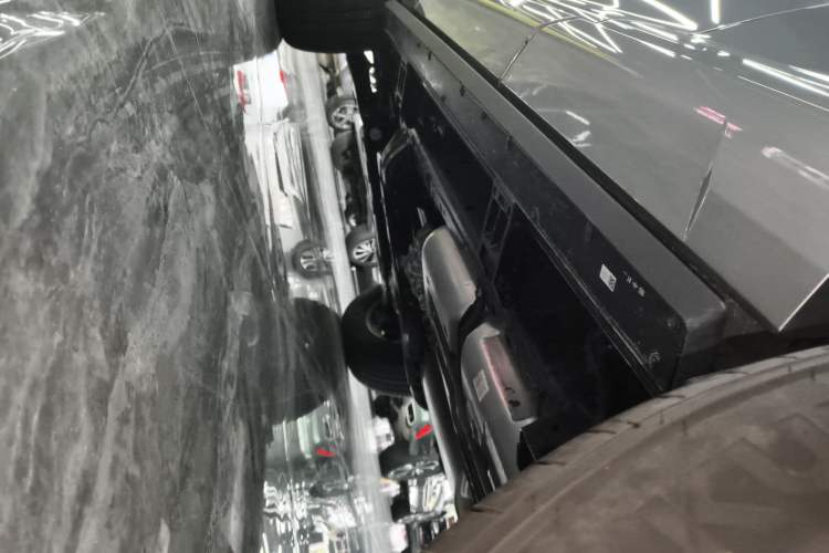 Used Tank 400 New Energy 2024 Hi4-T Off-Road Edition Left Side Sill
