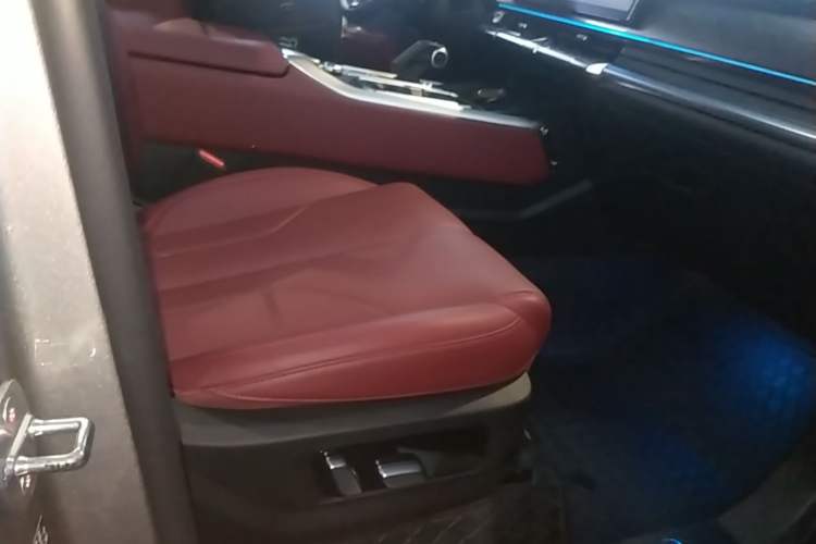 Used Tank 400 New Energy 2024 Hi4-T Off-Road Edition Right Front Seat