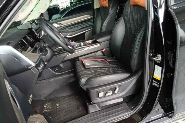 Used Tank 500 New Energy 2025 Hi4-Z Left Front Seat