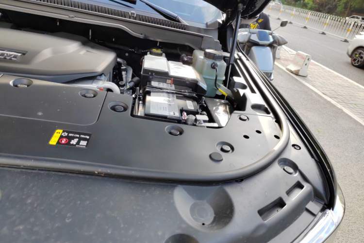 Used Tank 500 New Energy 2026 Hi4-Z Black Warrior Engine Bay Left