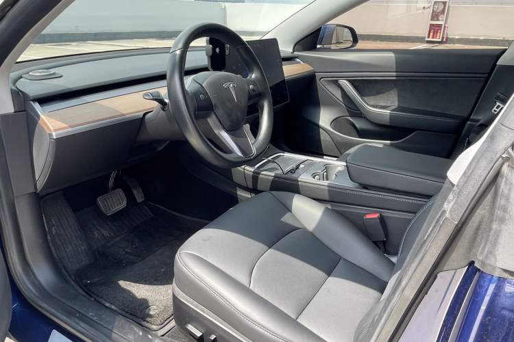 Used Tesla Model 3 2019 Long-Range All-Wheel-Drive Version Interior 3