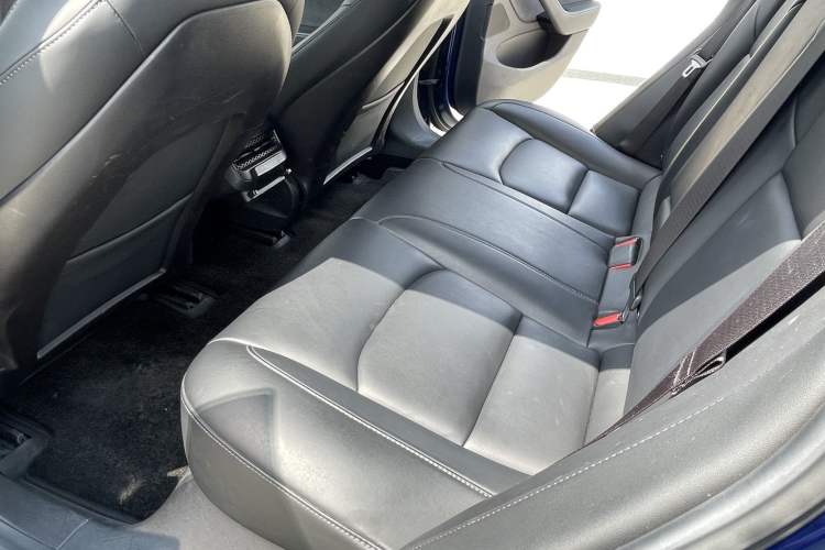 Used Tesla Model 3 2019 Long-Range All-Wheel-Drive Version Interior 4