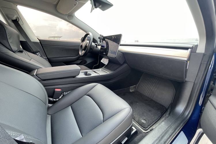Used Tesla Model 3 2019 Long-Range All-Wheel-Drive Version Interior 5