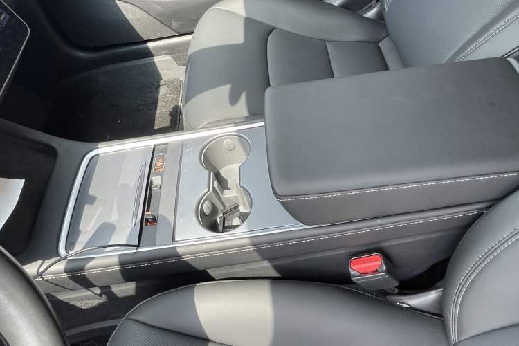 Used Tesla Model 3 2019 Long-Range All-Wheel-Drive Version Interior 6