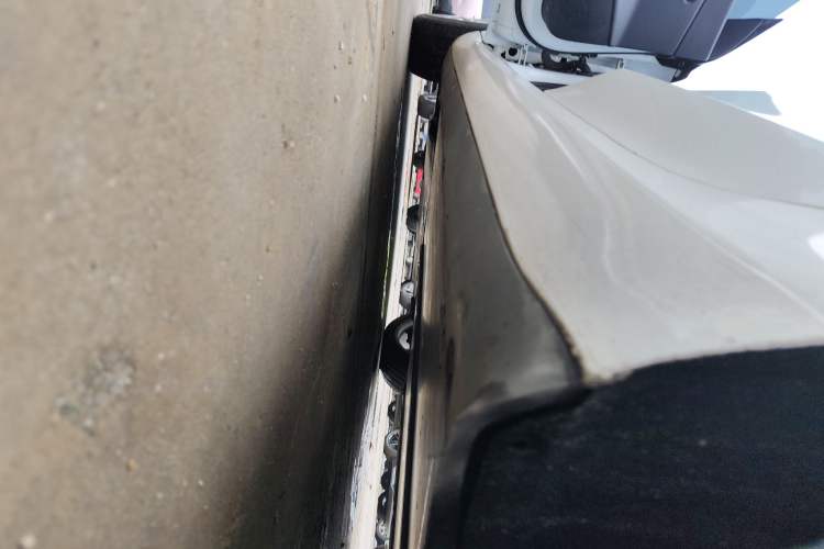 Used Tesla Model 3 2019 Long-Range All-Wheel-Drive Version Left Side Sill